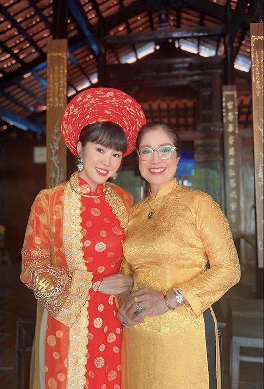 Lê Phương luôn có mẹ ở bên ủng hộ công việc và chăm sóc.