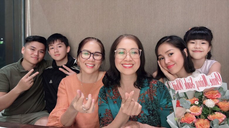 Mẹ chồng và mẹ ruột của Lê Phương (ngồi giữa) được khen nhìn giống như 2 chị em sinh đôi.