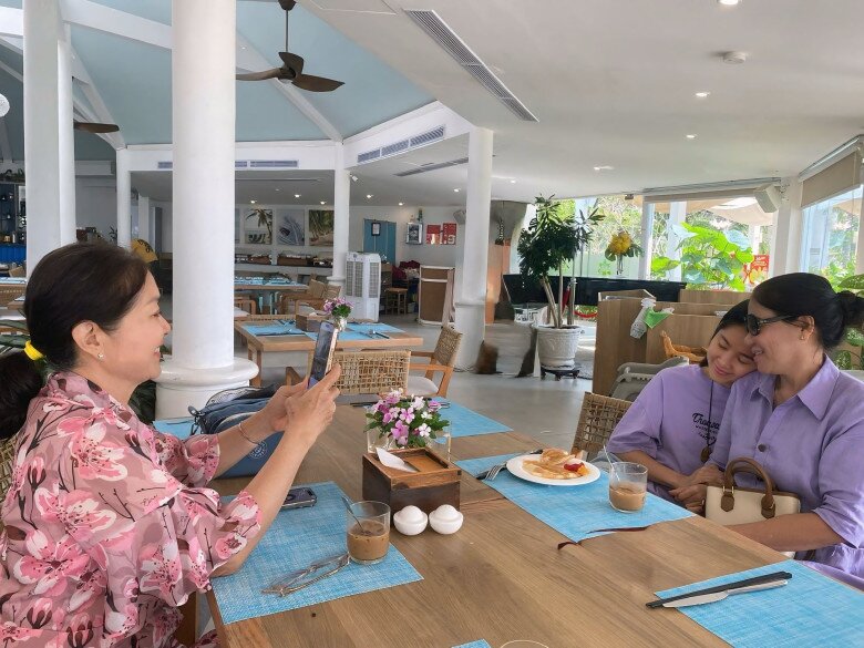 Nhân Ngày của Mẹ, Lê Phương đưa 2 bà đi nhà hàng, tận hưởng quãng thời gian đầm ấm.