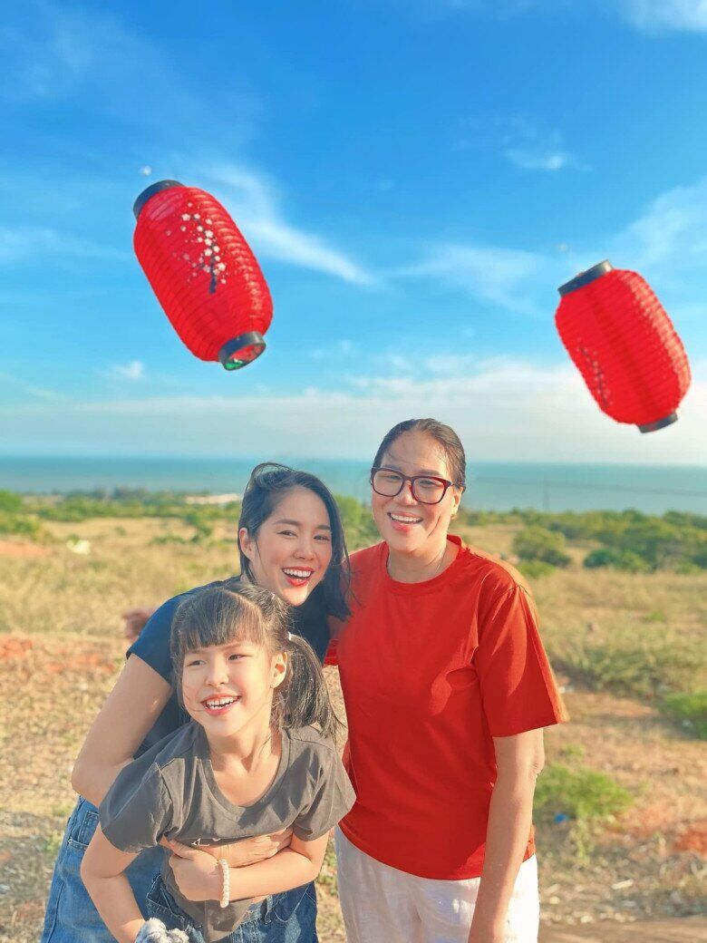Lê Phương luôn dành thời gian cho gia đình, thường xuyên đưa mẹ chồng cùng đi chơi. 