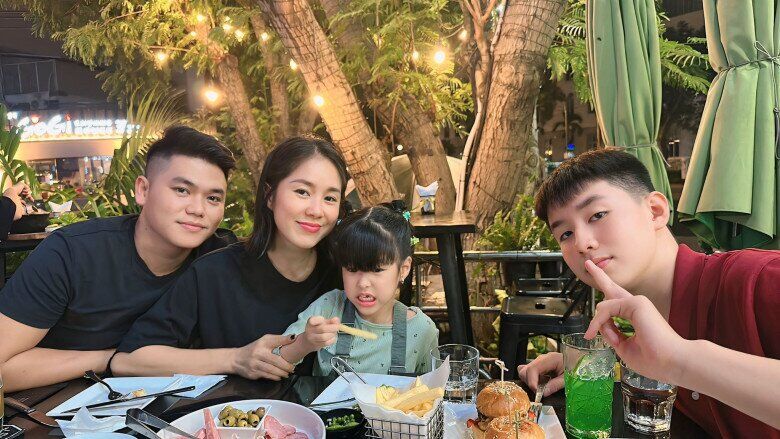 Dù bận rộn với công việc, gia đình Lê Phương luôn dành thời gian cuối tuần bên nhau.