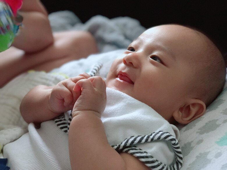 Bé Bảo Bảo hồi nhỏ vô cùng đáng yêu, ngoại hình mũm mĩm, có mũi cao.
