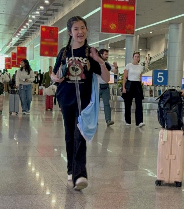 Bé Cát Cát trở về Việt Nam nghỉ hè.