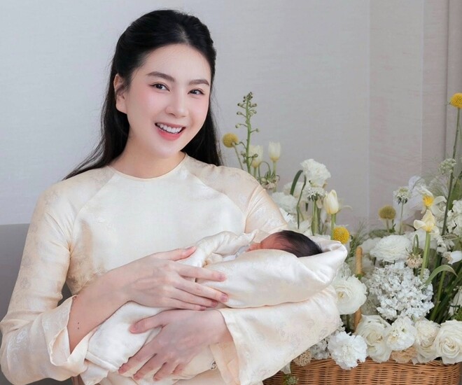 Mai Ngọc hạnh phúc khi đón con trai đầu lòng.