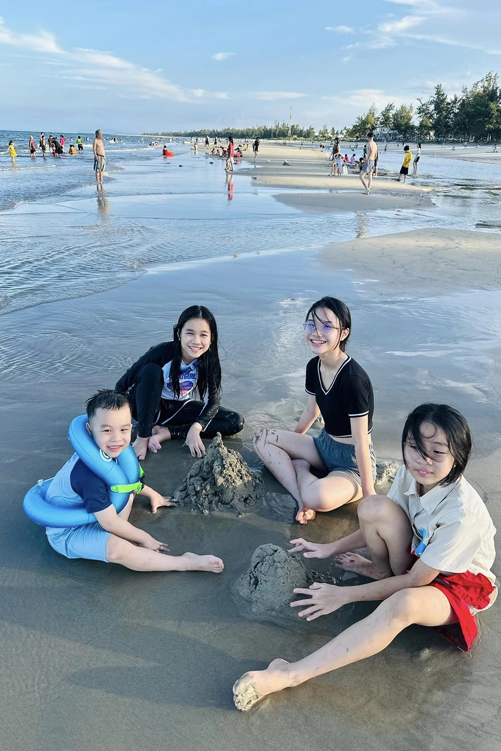 Mỗi năm, Thành Trung thường đưa 3 con về quê Quảng Ngãi nghỉ hè.