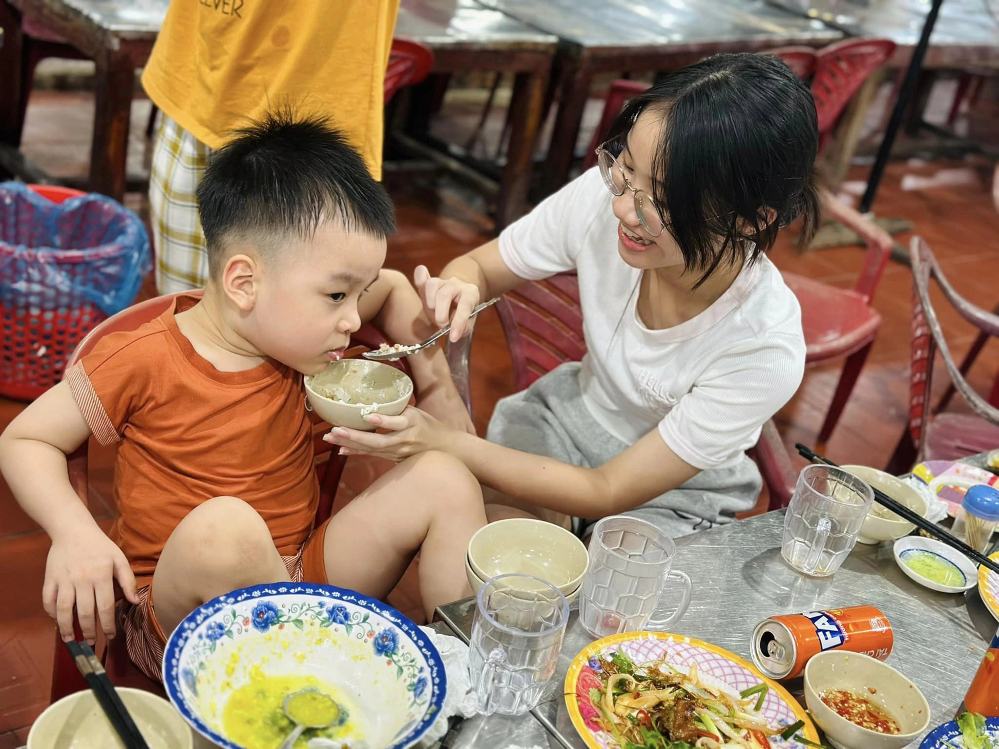 Zon ra dáng chị cả chăm sóc 2 em.