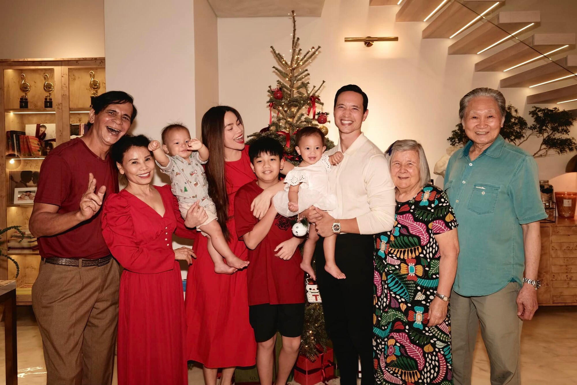 Bố mẹ Hồ Ngọc Hà gặp gỡ gia đình Kim Lý.