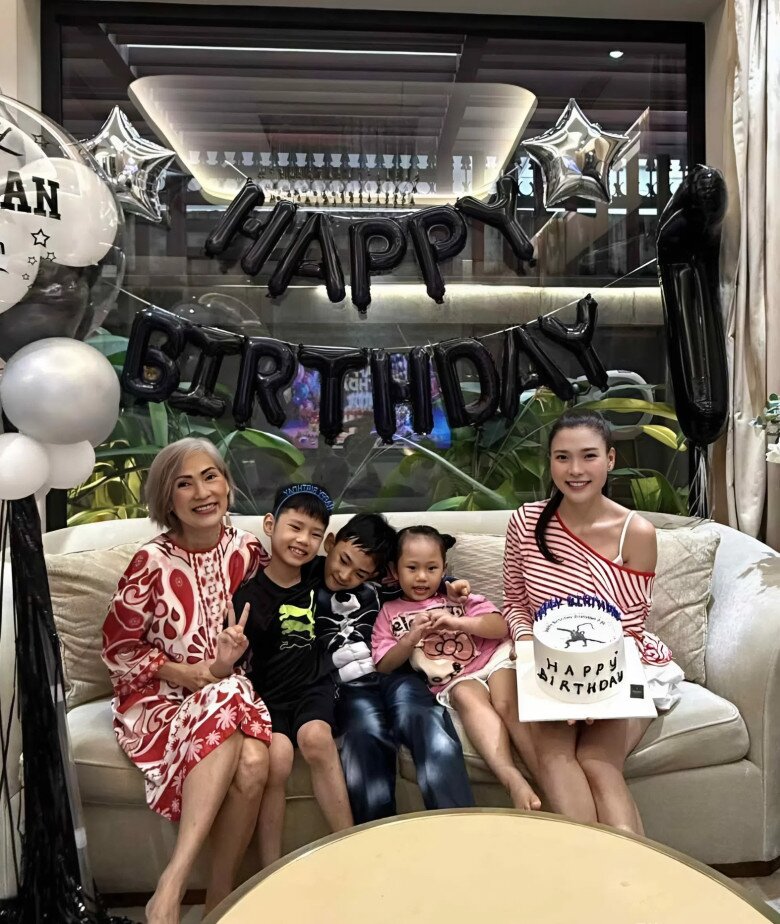Mẹ ruột Thúy Diễm từ Ý về Việt Nam để chơi cùng cháu trai.