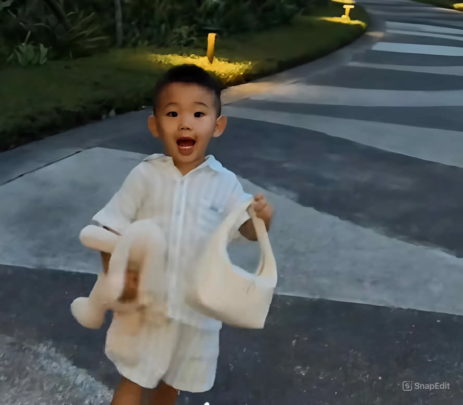 Bé Mỡ vất vả xách đồ hộ mẹ.