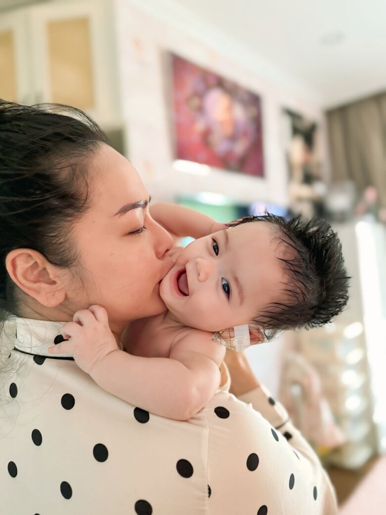 Nhật Kim Anh cưng nựng con gái Julia.