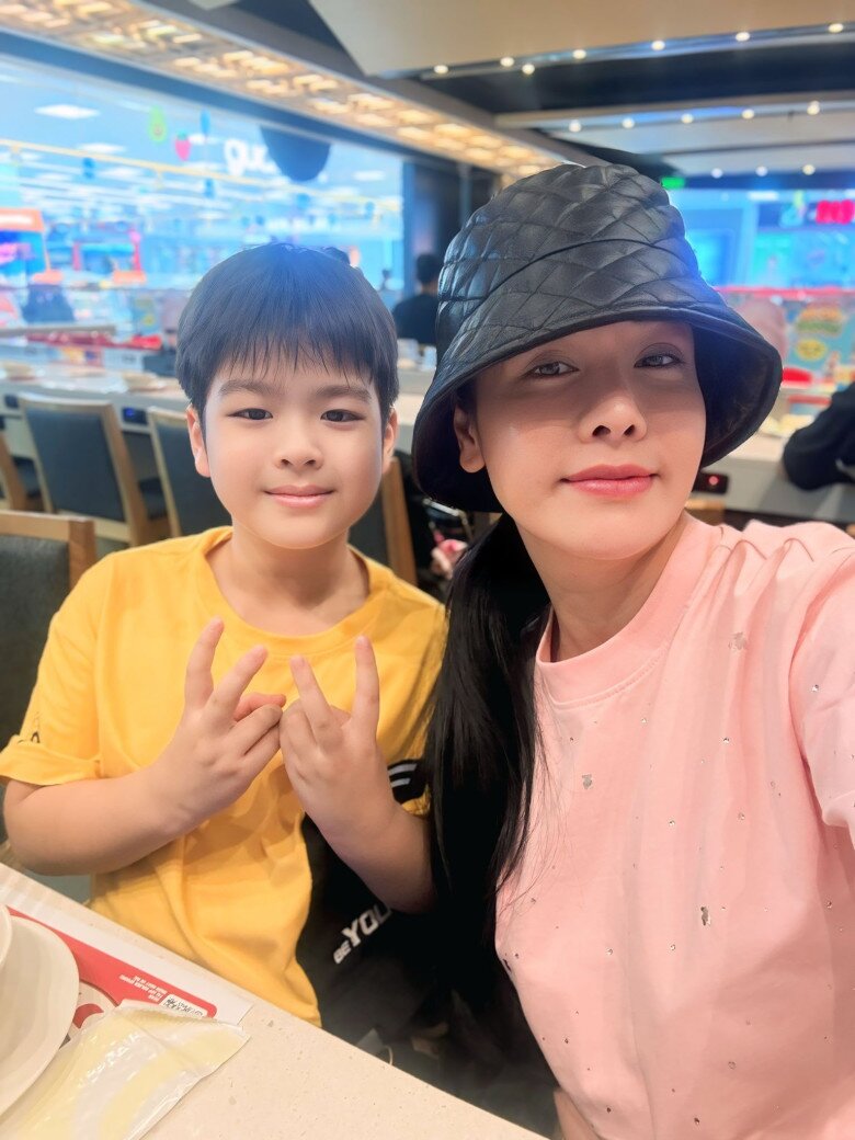 Nhật Kim Anh thường đưa con trai Bửu Long đi chơi.
