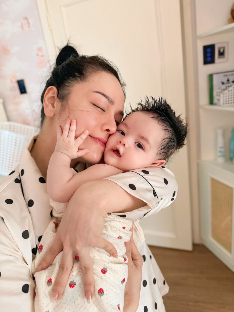 Cô bé mới 5 tháng tuổi nhưng có nhiều biểu cảm đáng yêu, hài hước.
