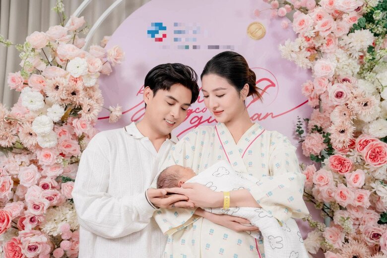 Cặp đôi đón con đầu lòng vào tháng 1/2025.