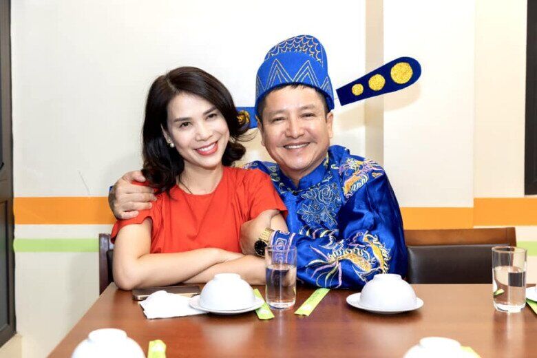 Nam nghệ sĩ đang hạnh phúc bên bạn gái kém 18 tuổi.