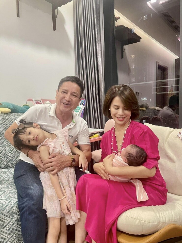 Nam nghệ sĩ chơi đùa với 2 cháu nội.