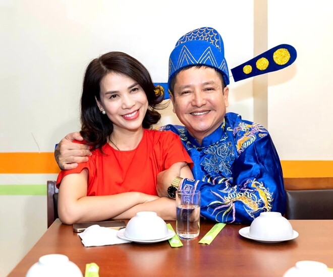 NSƯT Chí Trung và Ý Lan chênh lệch 18 tuổi nhưng được nhận xét là vô cùng đẹp đôi.