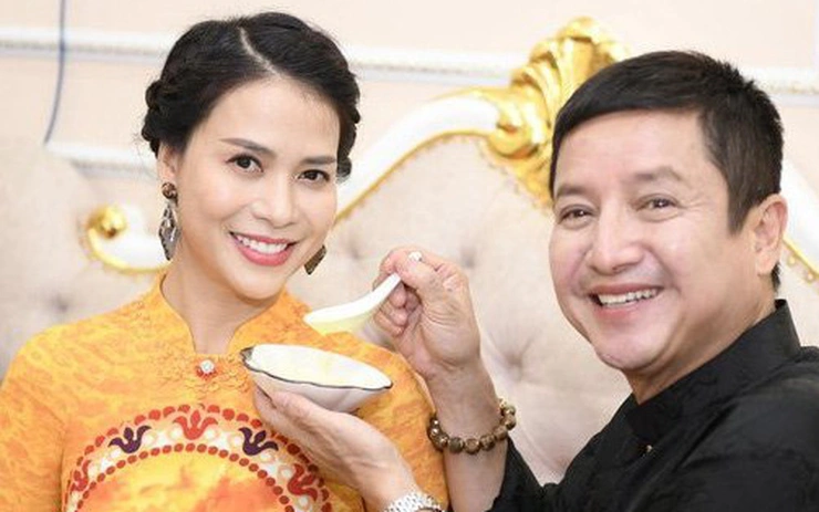 Nam NSƯT hạnh phúc chia sẻ khoảnh khắc chăm sóc bạn gái.