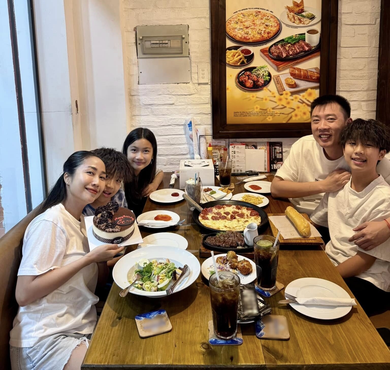 Ốc Thanh Vân và ông xã Trí Rùa đưa 3 con đi ăn nhà hàng, tận hưởng thời gian ấm cúng.