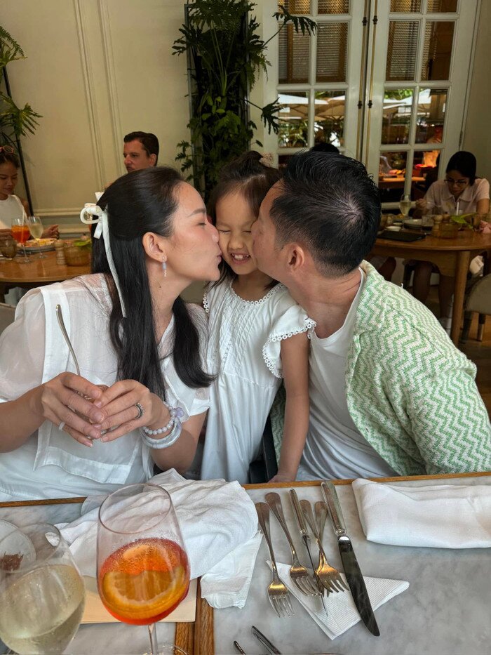 Cặp vợ chồng thường cùng con gái đi du lịch nhiều nơi.