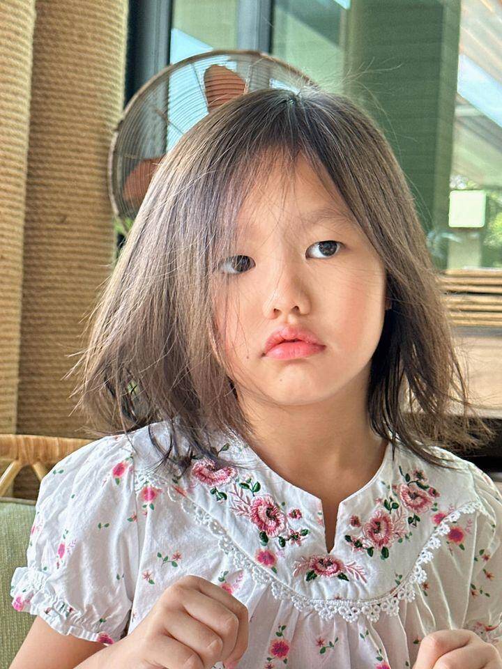 Cô bé có vẻ ngoài nữ tính nhưng tính cách năng động, thích chơi thể thao.