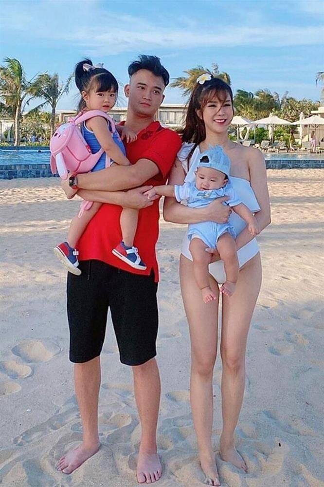 Cặp đôi có 2 con đủ nếp, đủ tẻ.