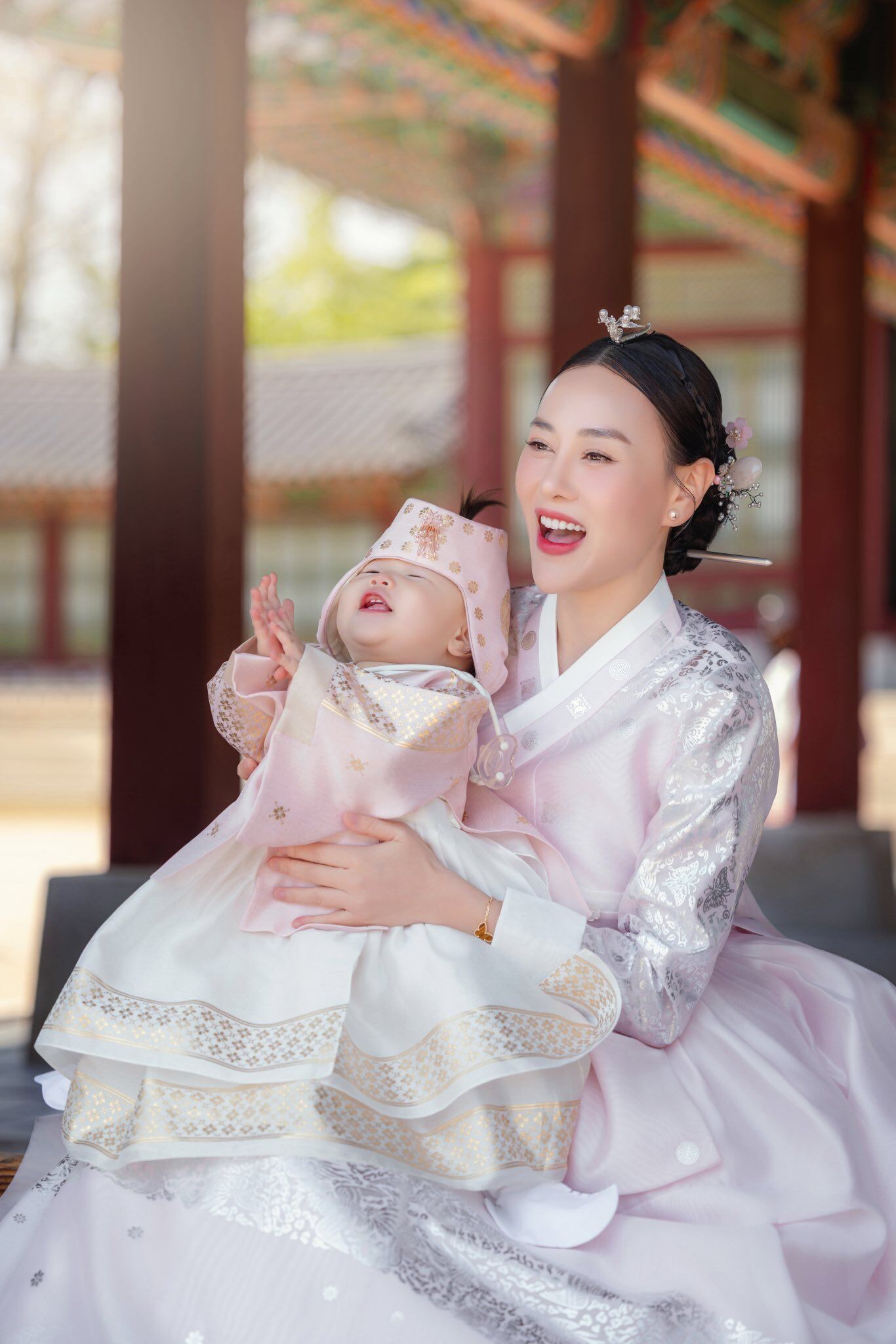 Cô bé Jenny có nhiều biểu cảm lí lắc, đáng yêu trước ống kính.