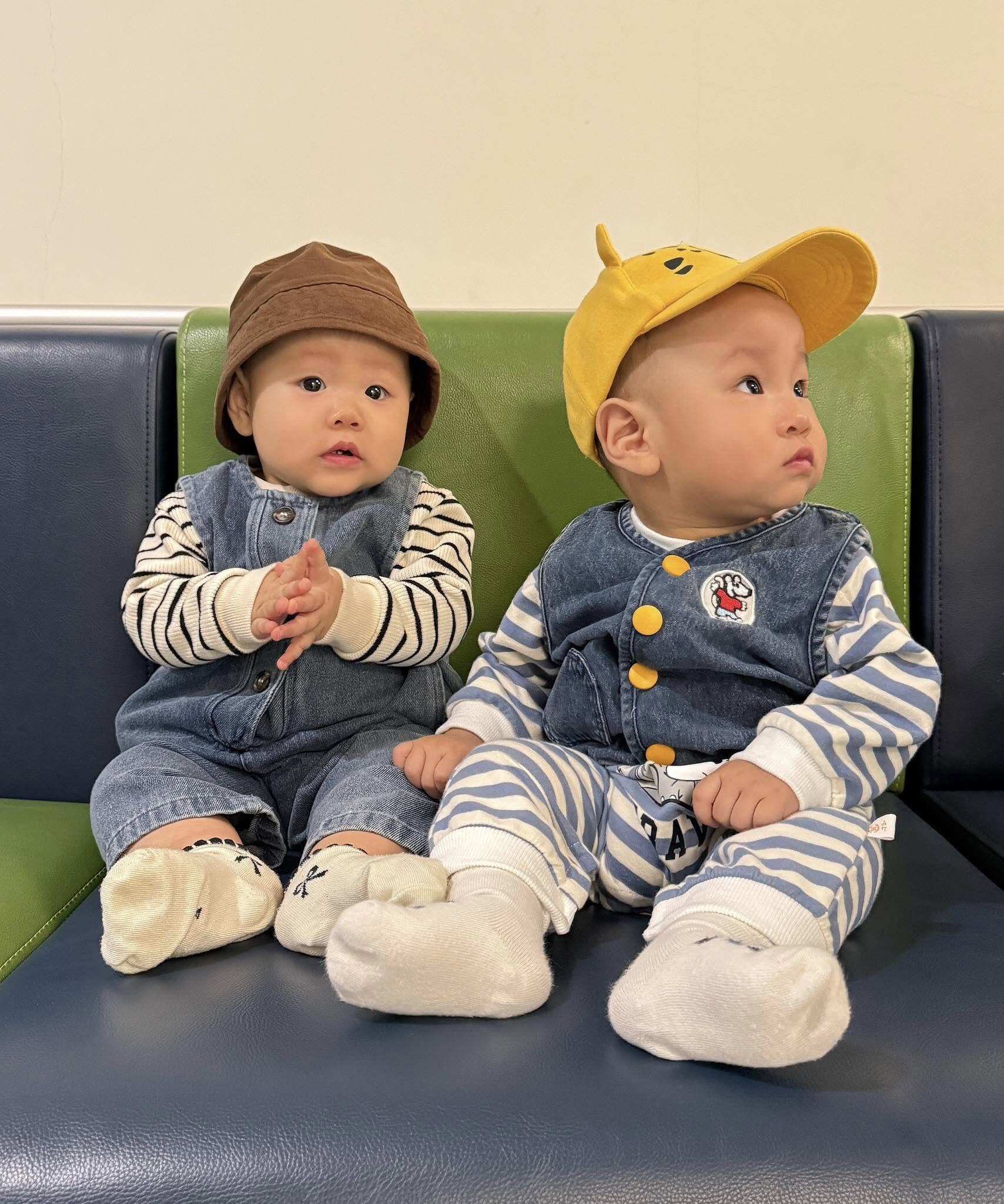 Mỗi lần xuất hiện, Jimmy và Jenny được mẹ cho lên đồ sành điệu.