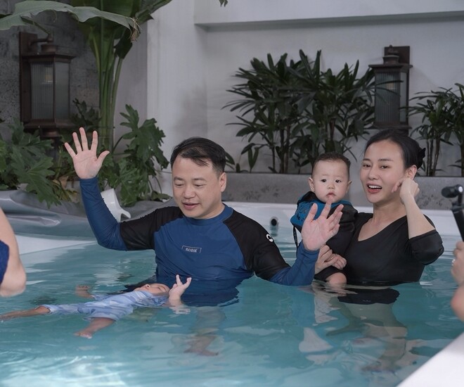 Shark Bình và Phương Oanh vui vẻ khi thấy 2 con tự nổi trên mặt nước.