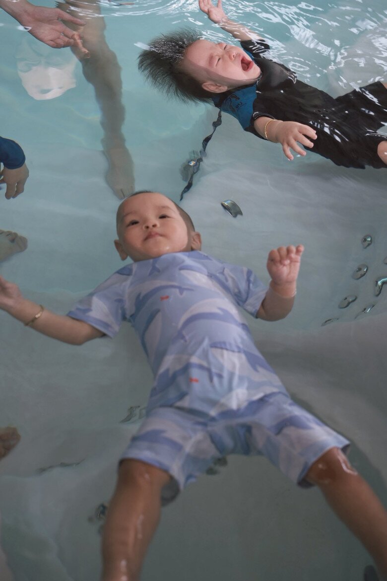 Biểu cảm trái ngược của Jimmy và Jenny trong lúc tập nổi.