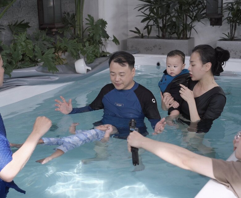 Shark Bình và Phương Oanh đưa 2 con đi học bơi từ sớm, thuê cả huấn luyện viên chuyên nghiệp.