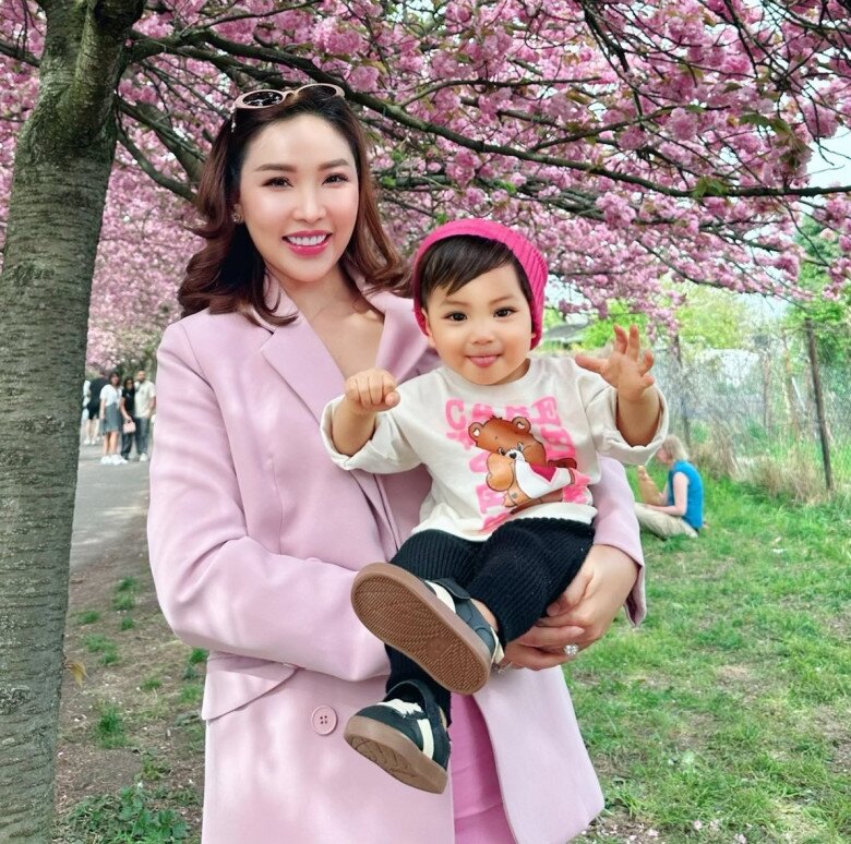 Quỳnh Thư nói con trai có những hành động giống như trẻ lên 2.