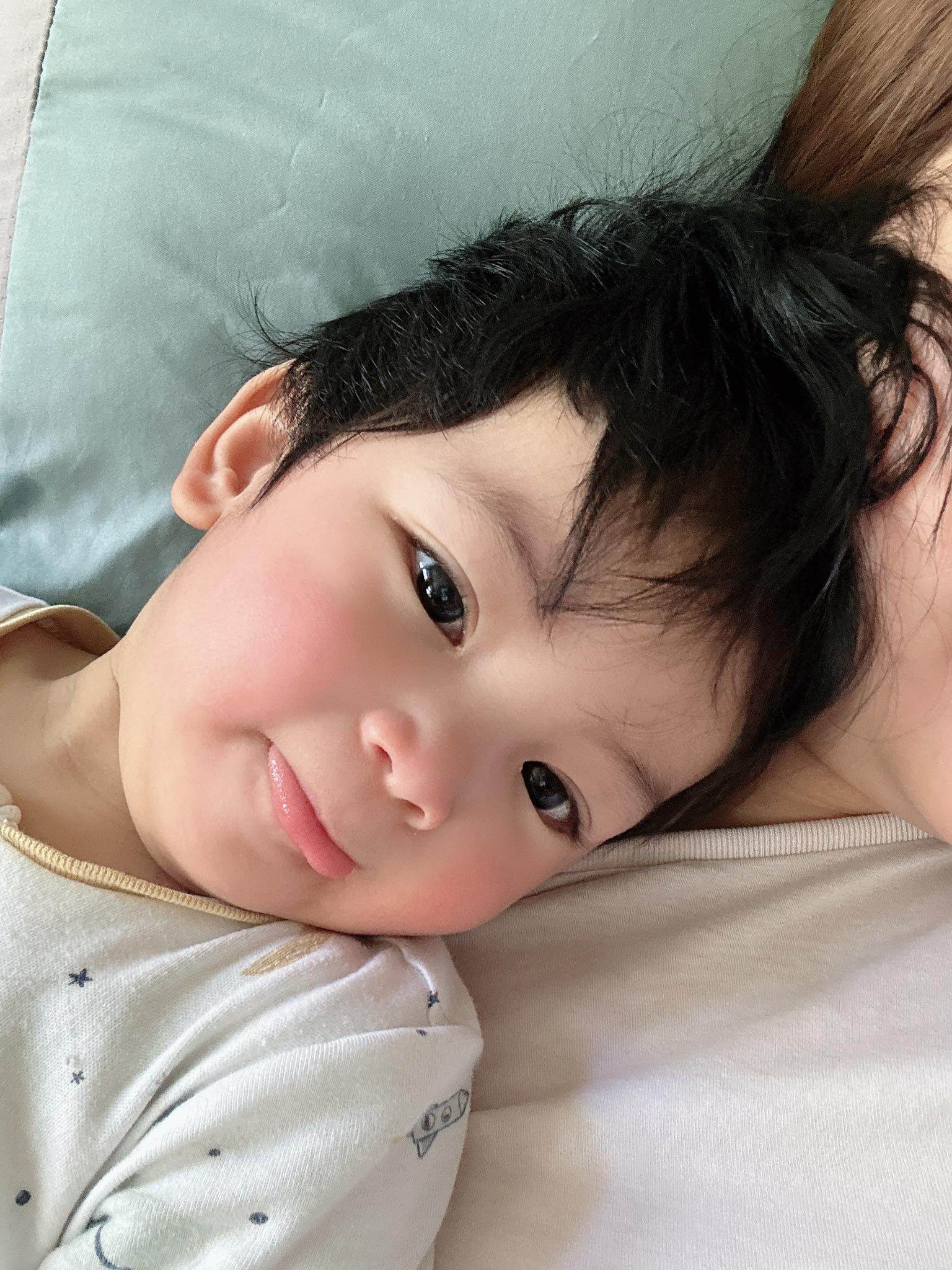 Nhóc tì sở hữu loạt biểu cảm đáng yêu khiến dân mạng tan chảy.