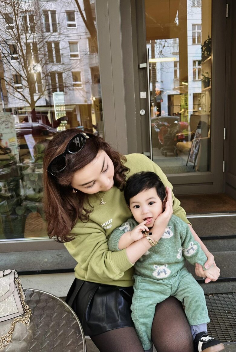 Nhóc tì thường xuyên được mẹ cho đi chơi, tận hưởng cảnh đẹp ở nước Đức.