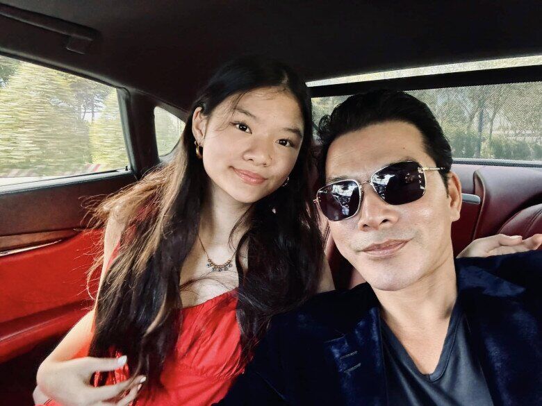 Devon chụp ảnh cùng bố Trần Bảo Sơn.