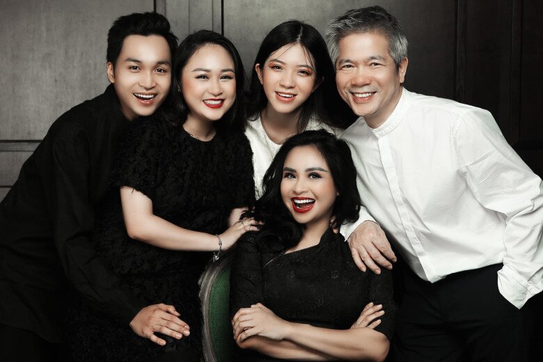 Diva Thanh Lam và bác sĩ Tiến Hùng hạnh phúc chụp ảnh cùng các con riêng.