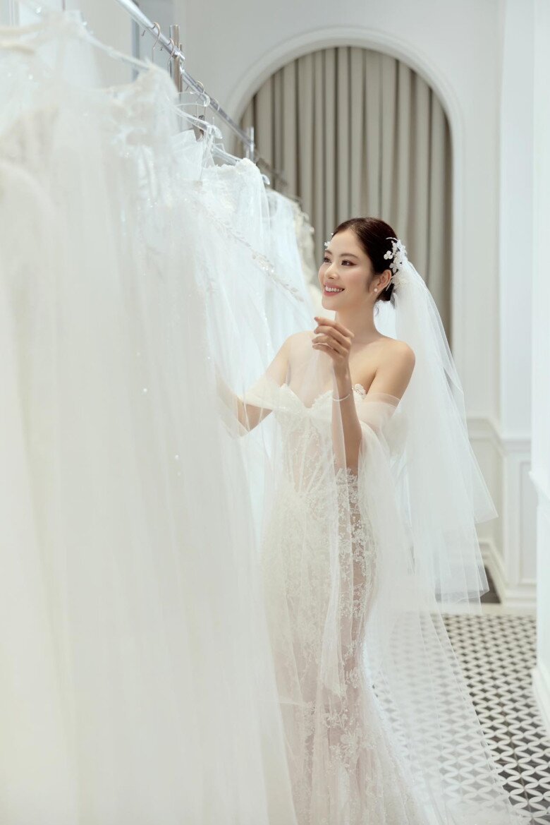Sao Việt 24h: Ông Cao Thắng khoe dáng ngồi amp;#34;bá đạoamp;#34; của 2 ái nữ, chị em giống hệt nhau từ nét mặt tới nết ăn - 9
