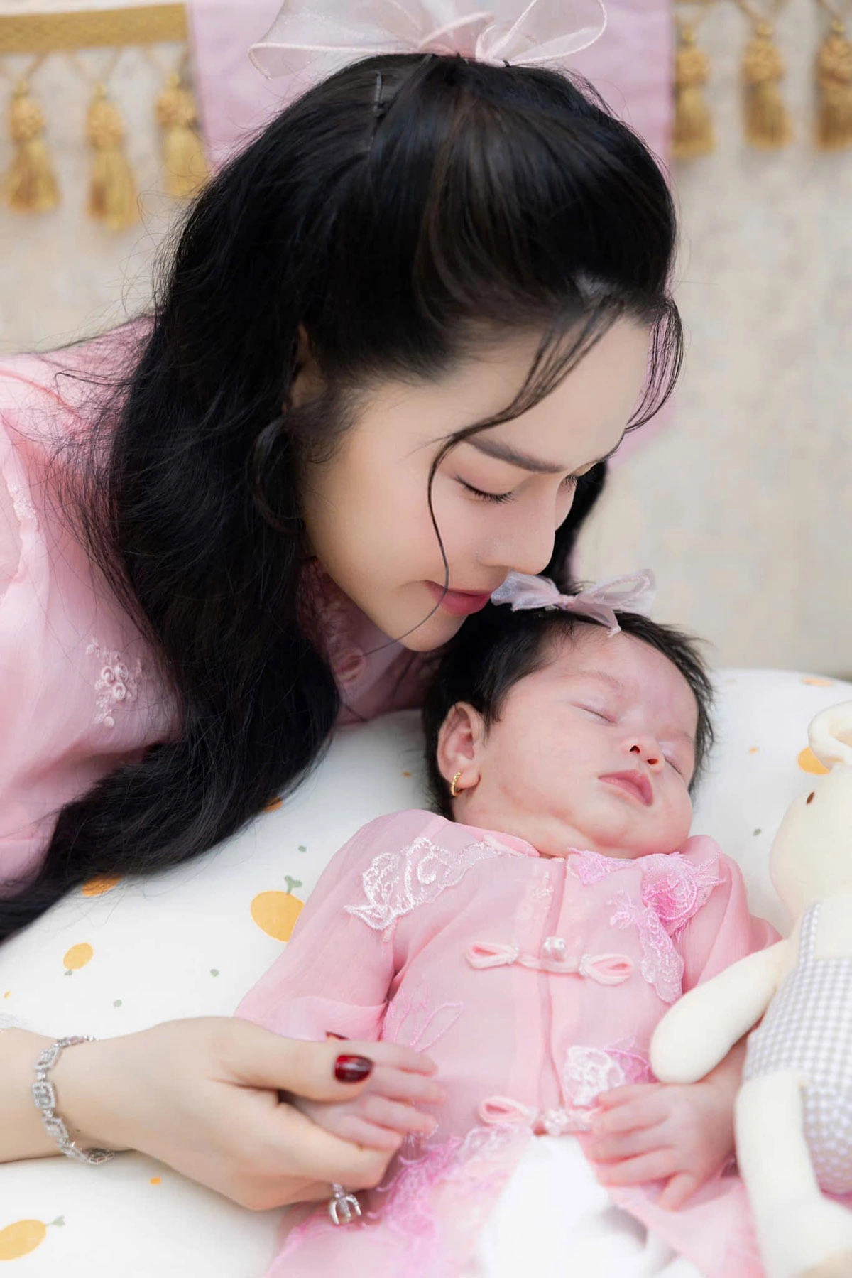 Nhật Kim Anh hạnh phúc khi làm mẹ lần 2.