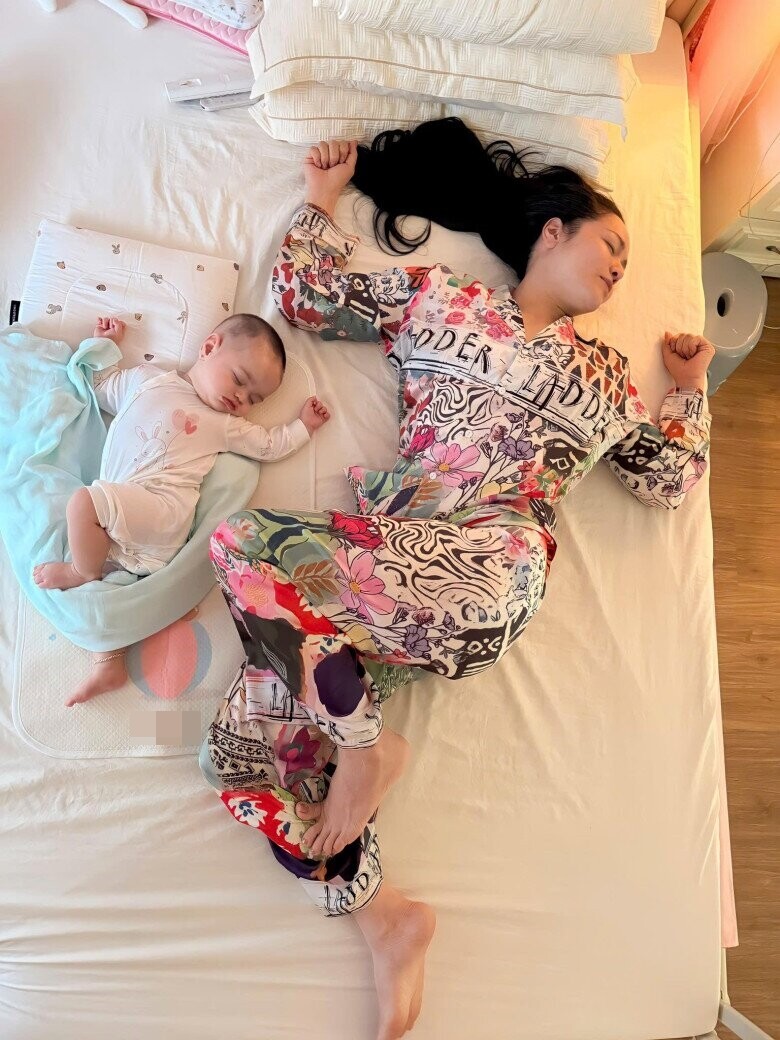 Từ ngày sinh con, Nhật Kim Anh vui vẻ và thường làm trò vui cùng ái nữ.