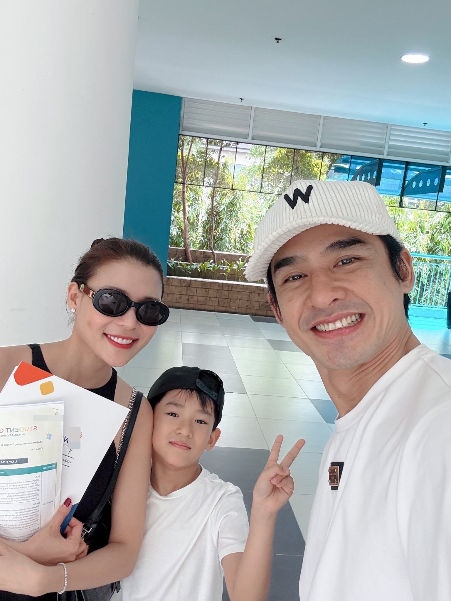 Cặp vợ chồng Thúy Diễm - Lương Thế Thành hạnh phúc khi đi họp phụ huynh cho con trai.