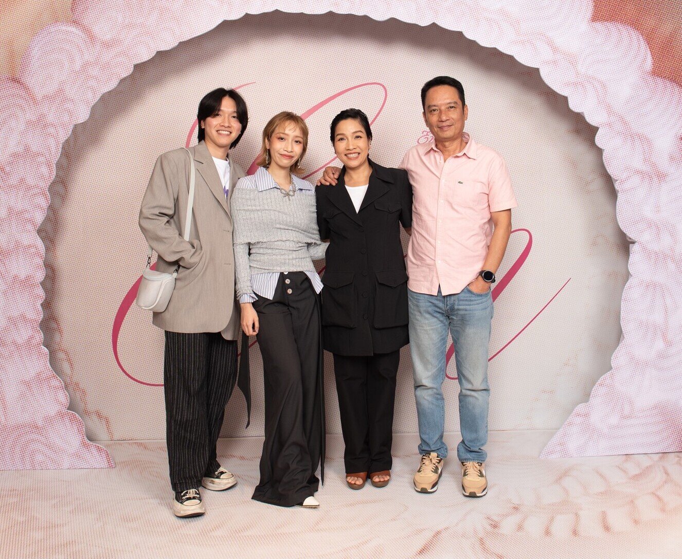Cặp vợ chồng nhạc sĩ chụp ảnh cùng 2 con Anh Duy và Mỹ Anh.