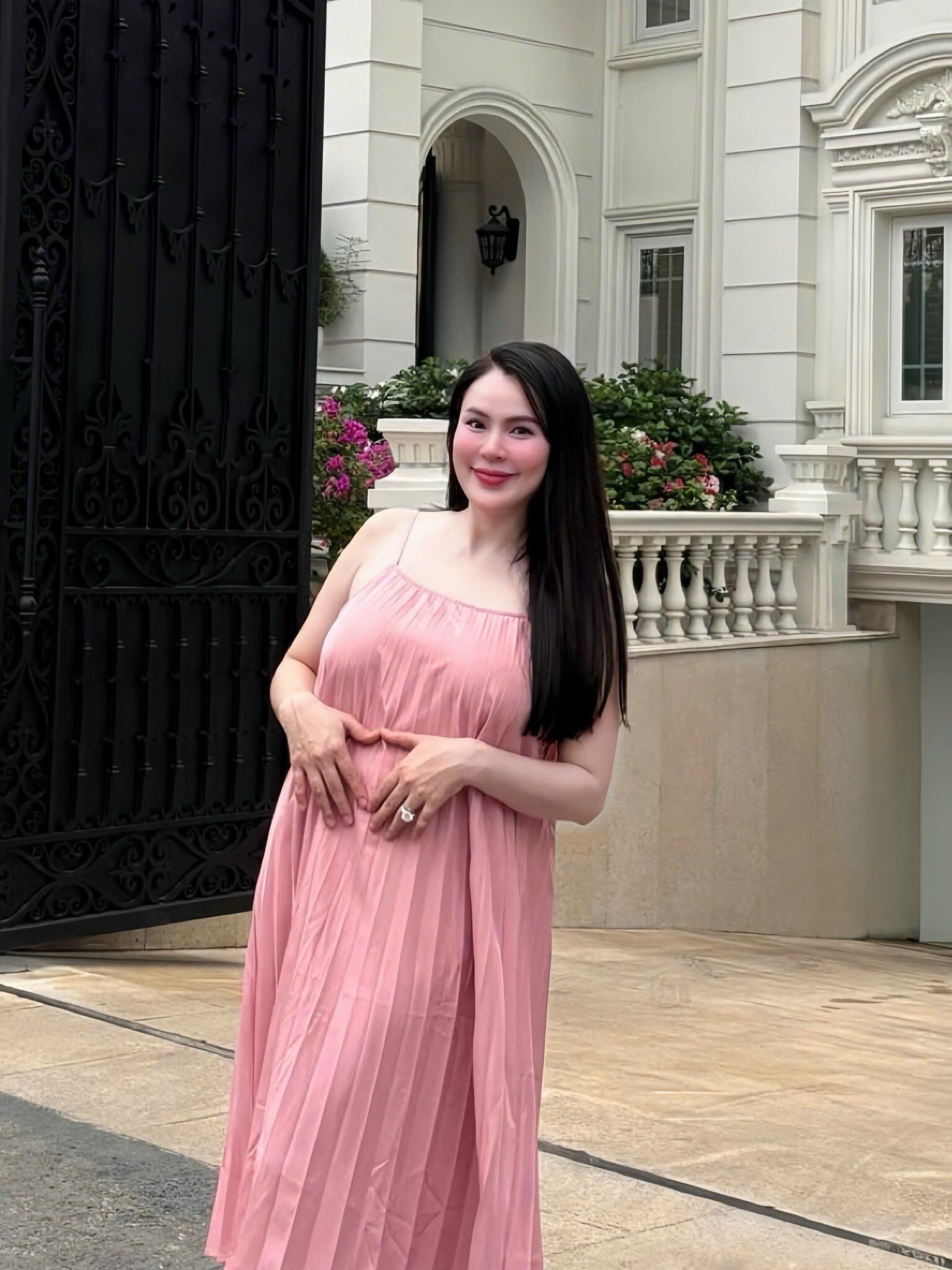Nhan sắc rạng rỡ của Phương Lê khi mang bầu.