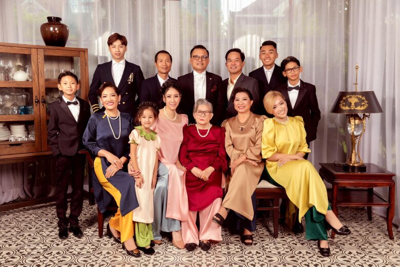 Hà Kiều Anh hiếm hoi khoe hình ảnh bên gia đình nhà chồng.