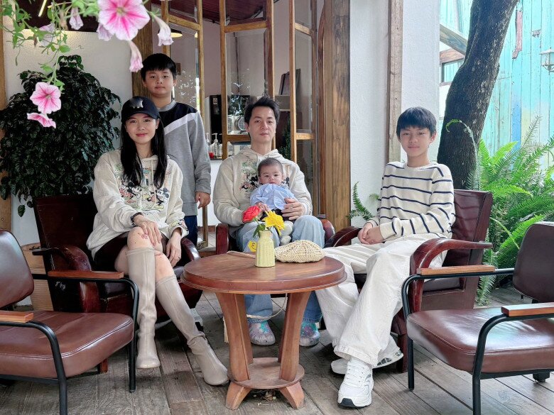 Sao Việt 24h: HH Phương Lê mặc crop top lộ bụng bầu 4 tháng to tròn, đi xế hộp tiền tỷ xem chồng Vũ Luân diễn - 13