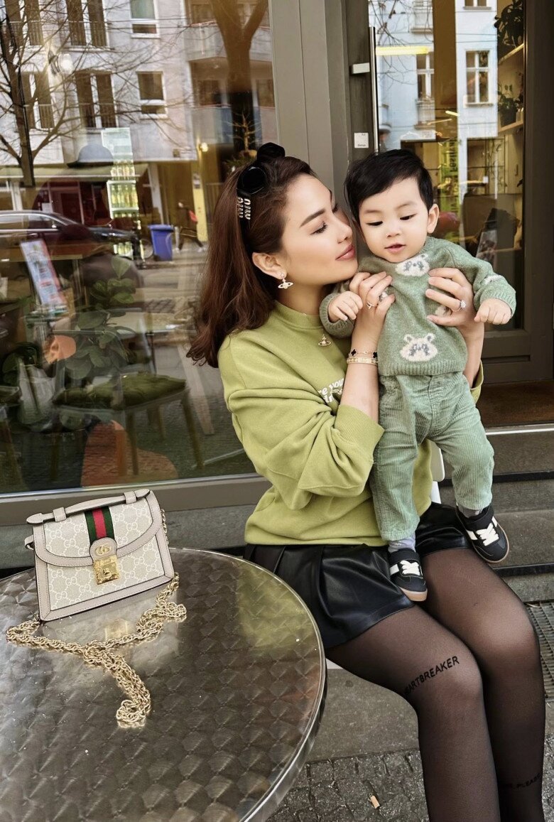Sao Việt 24h: HH Phương Lê mặc crop top lộ bụng bầu 4 tháng to tròn, đi xế hộp tiền tỷ xem chồng Vũ Luân diễn - 10