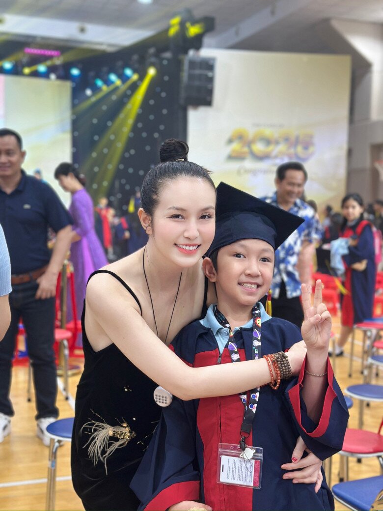 Sao Việt 24h: HH Phương Lê mặc crop top lộ bụng bầu 4 tháng to tròn, đi xế hộp tiền tỷ xem chồng Vũ Luân diễn - 11