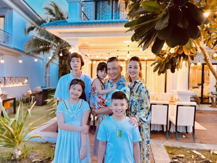 Dù đã có gia đình mới nhưng Jennifer Phạm luôn tìm cách gắn kết Bảo Nam cùng cha dượng và các em.