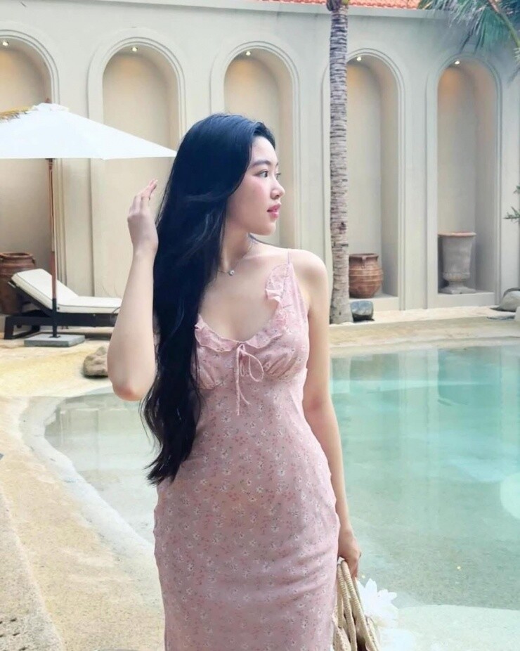 Lọ Lem được ví như bạch nguyệt quang bởi nét đẹp dịu dàng, nữ tính.