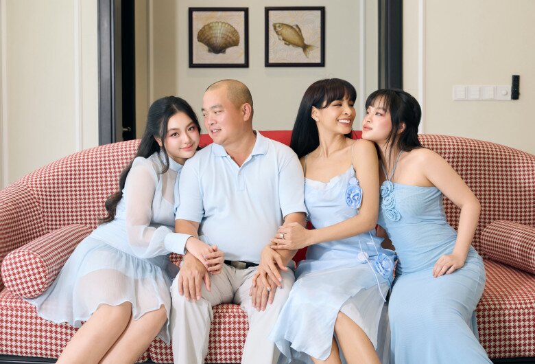 Sao Việt 24h: MC Đan Lê bất ngờ vì con trai đã cao hơn mẹ amp;#34;gần 1 cái đầuamp;#34;, có bờ vai vững chãi ở tuổi 14 - 11