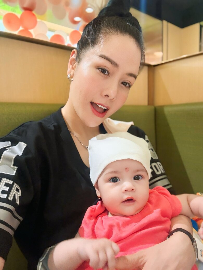  Julia được khen dễ thương và thừa hưởng nhiều nét đẹp của mẹ.