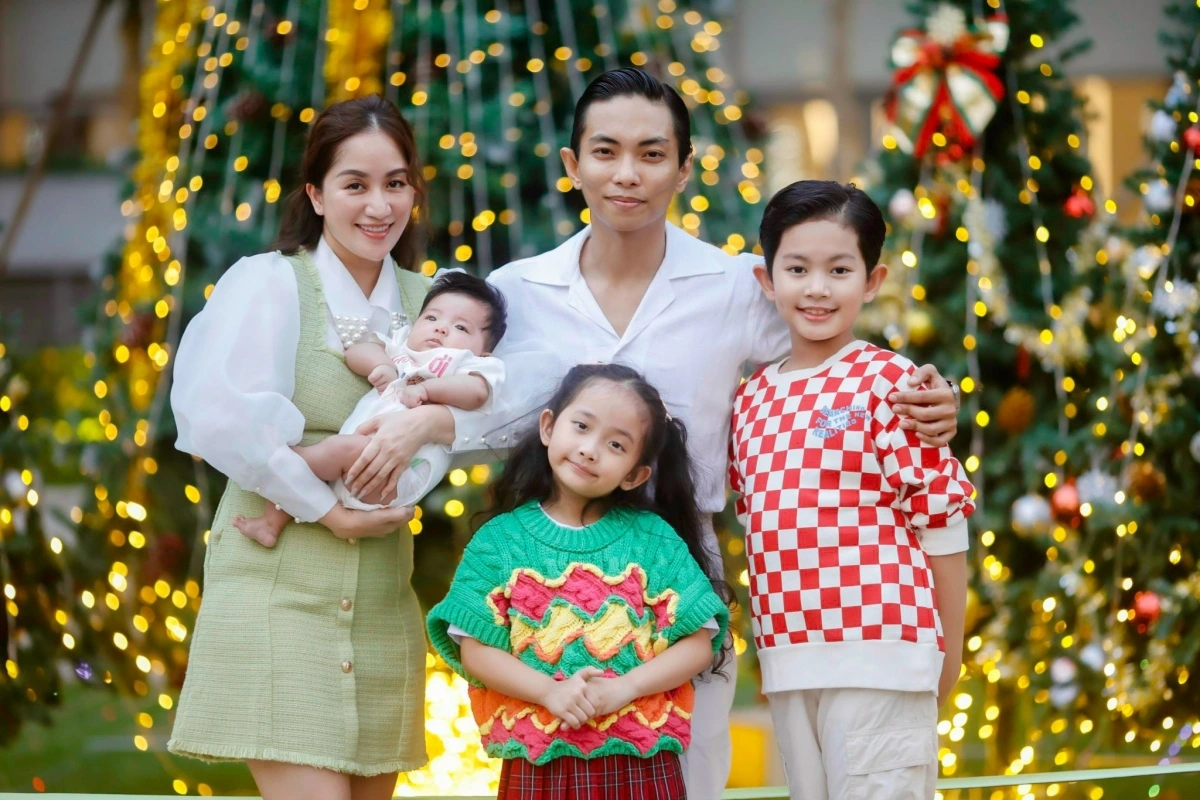 Các con nhà Khánh Thi - Phan Hiển bật khóc khi bố mẹ đi vắng.